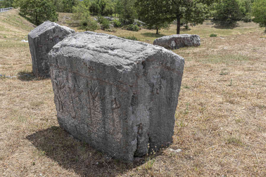 Croacia - Cista Velika - cementerio medieval - tumbas Stecci 11.jpg